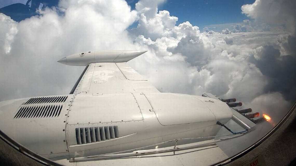 Aviones mexicanos bombardean nubes por sequía