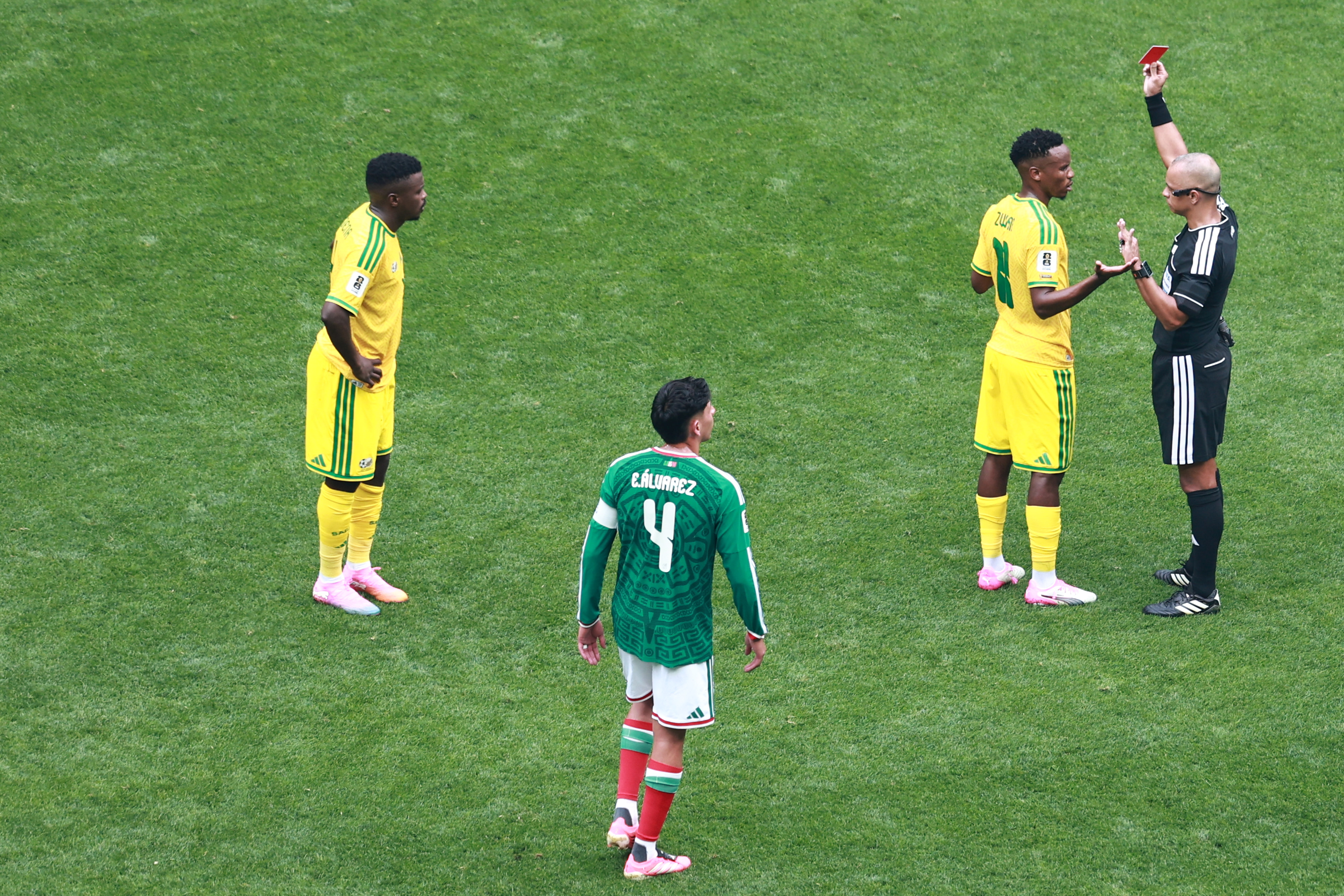 México vs Sudáfrica vive lluvia de expulsados