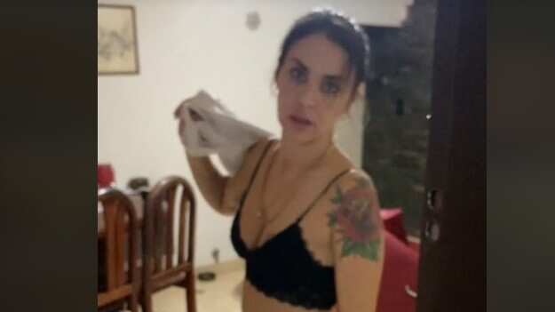 La mujer no aguantó el llanto al ver el tatuaje de su hijo