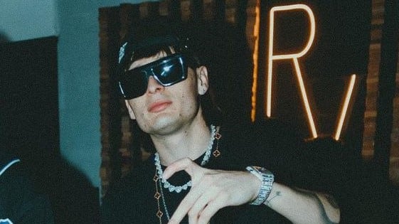 Peso Pluma aparece cantando sin autotune y sorprende a todos