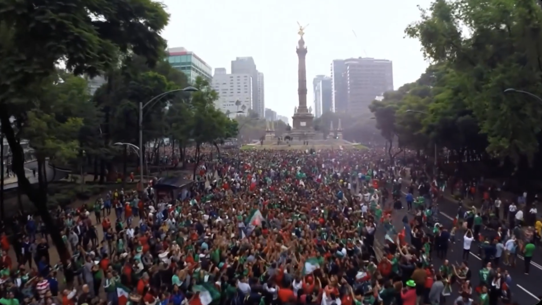 Mexicanos intentan robar comida de repetidor durante festejo por la victoria ante Sudáfrica 