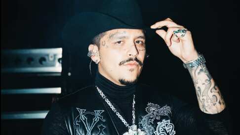 Christian Nodal se disloca la mandíbula ¿Podrá seguir cantando?