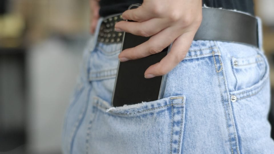 Como primera opción, cuando no se esté en casa, es vitalmantener el celular en el bolsillo.