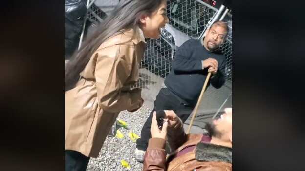 Se acerca barriendo cuando le piden matrimonio a su hija y se hace viral