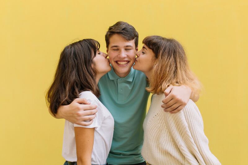Los hombres que crecen hermanas son más colaborativos y amorosos