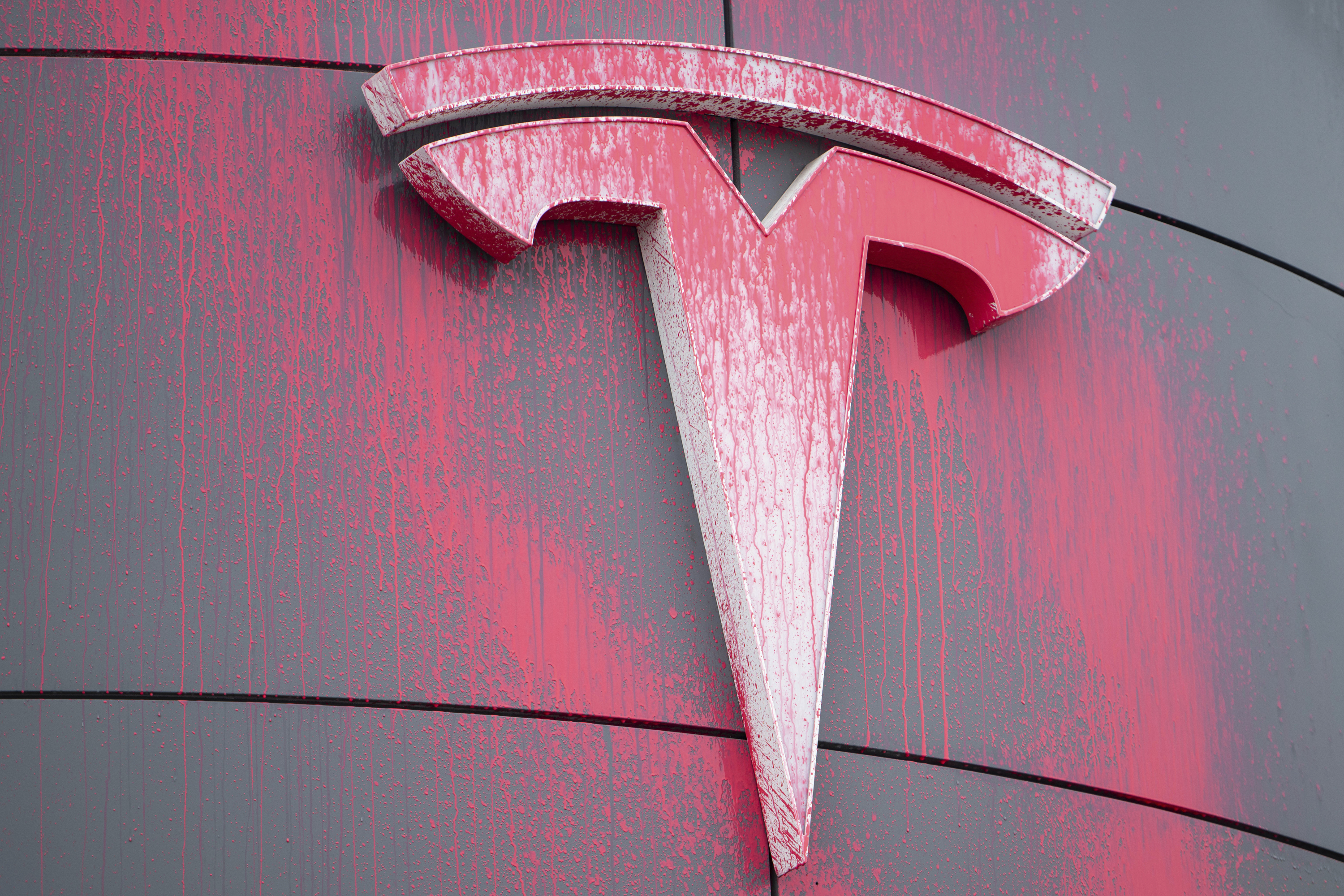 Auto Tesla se impacta contra casa y acaba con la vida de adulta mayor durante viaje en automático 