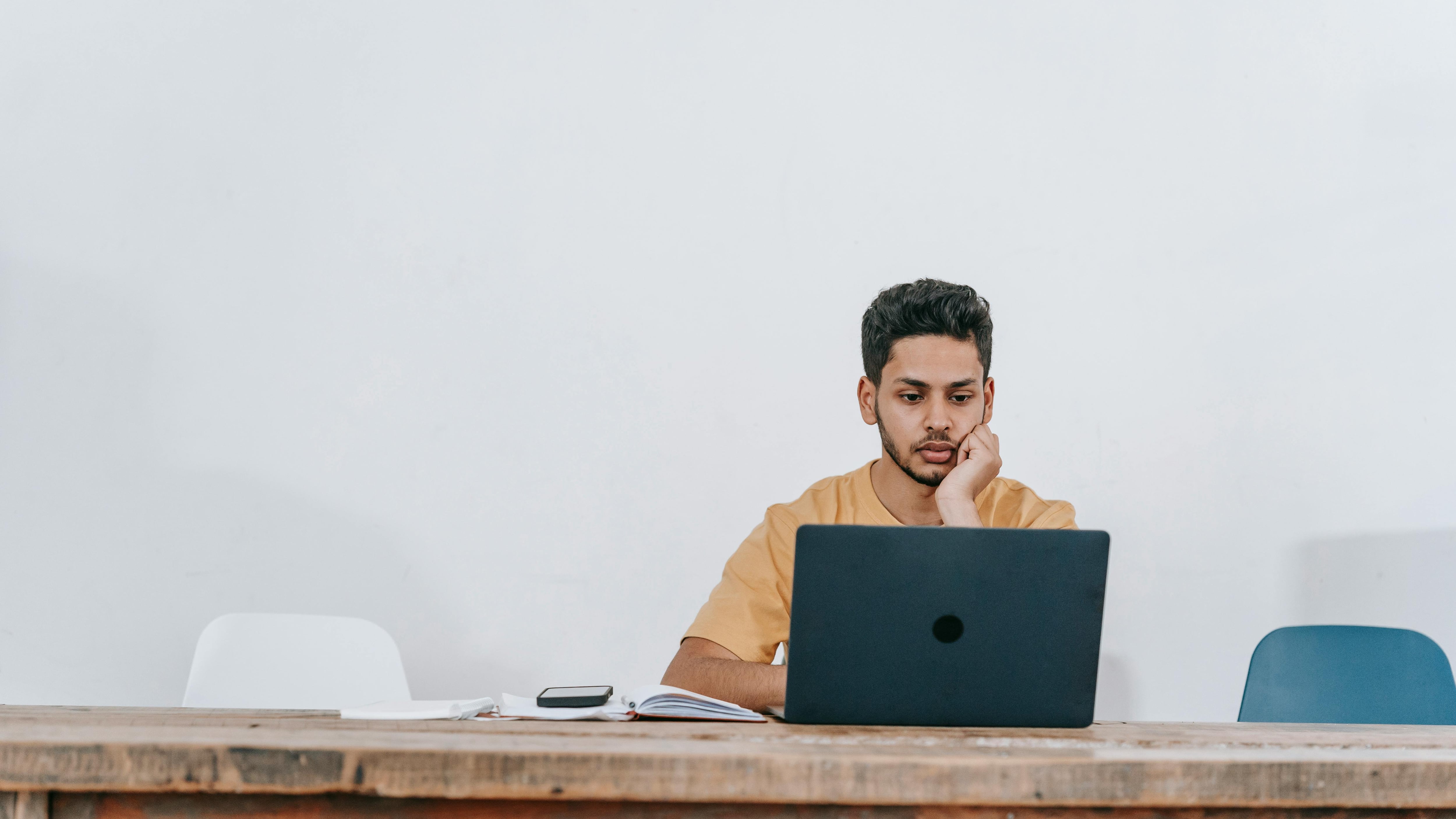 Pasó más de 50 horas viendo series y fútbol en el trabajo; fue despedido y recibió más de USD 46 mil de indemnización