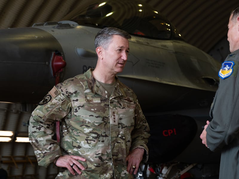 Jefe militar de Estados Unidos visita tropas en el Caribe mientras Trump aumenta presión sobre Venezuela