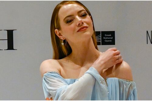 Emma Stone sorprende con su nuevo look pixie tras raparse la cabeza para su próxima película