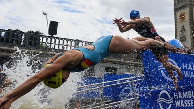 La atleta Claire Michel aclaró que no se enfermó en el río Sena