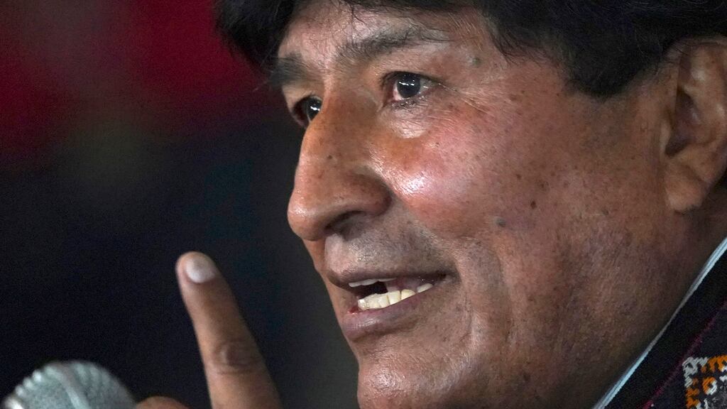 ARCHIVO - El expresidente de Bolivia, Evo Morales, habla durante una conferencia de prensa al margen de un seminario del Partido Laborista, en Ciudad de México, el 22 de octubre de 2021. En la red social X, antes conocida como Twitter, Morales acusó al actual presidente de Ecuador, Luis Arce, el sábado 30 de diciembre de 2023, de conspirar para impedirle competir en la carrera presidencial de 2025. (Foto AP/Marco Ugarte, Archivo)