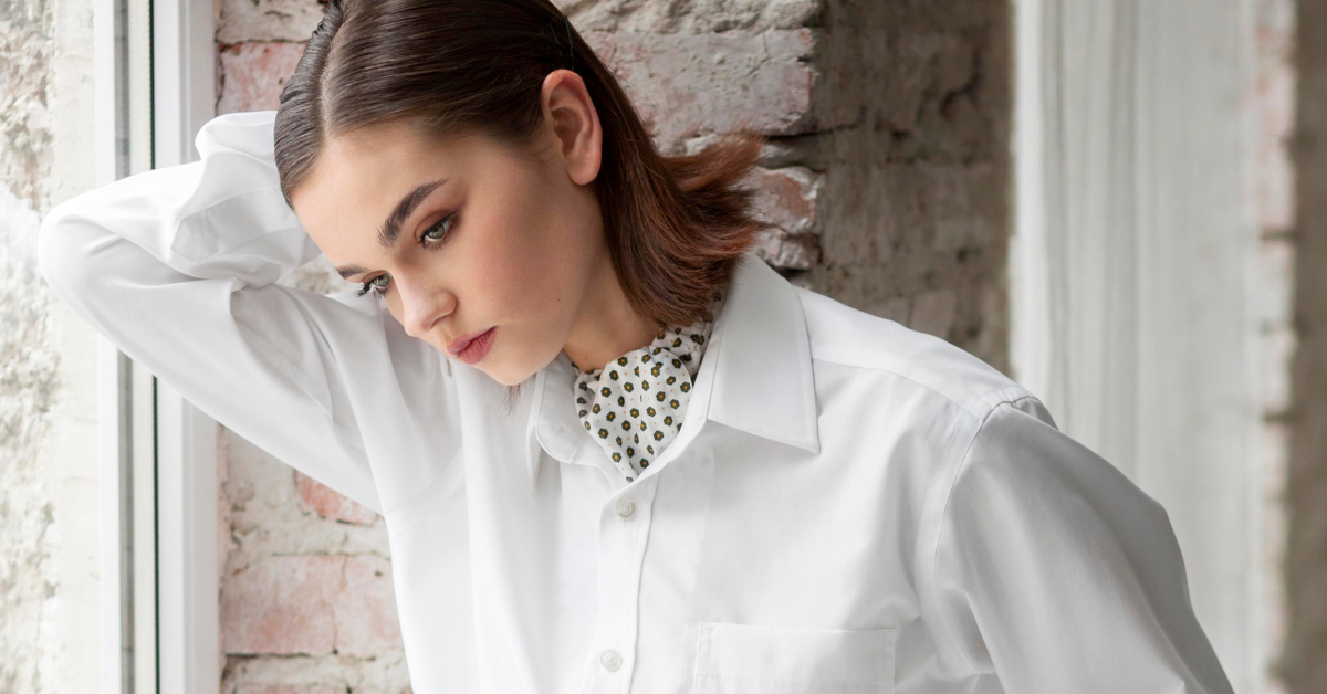 ¡Adiós camisa blanca! La camiseta que es obsesión de todas por su elegancia y versatilidad