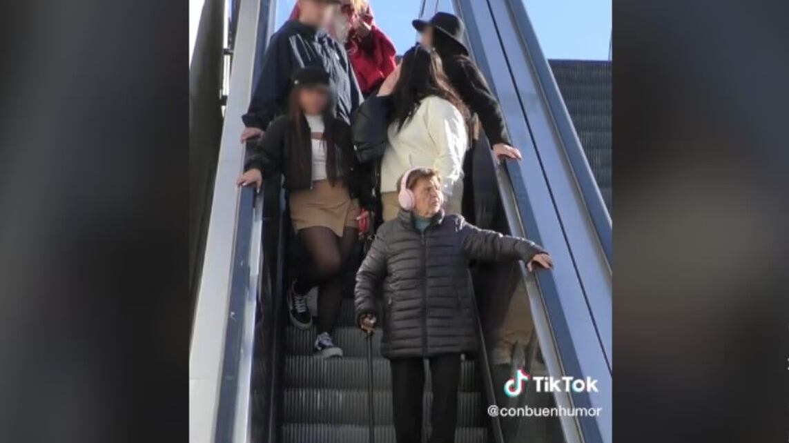 Una abuela muy moderna, las personas alrededor estaban sorprendidas