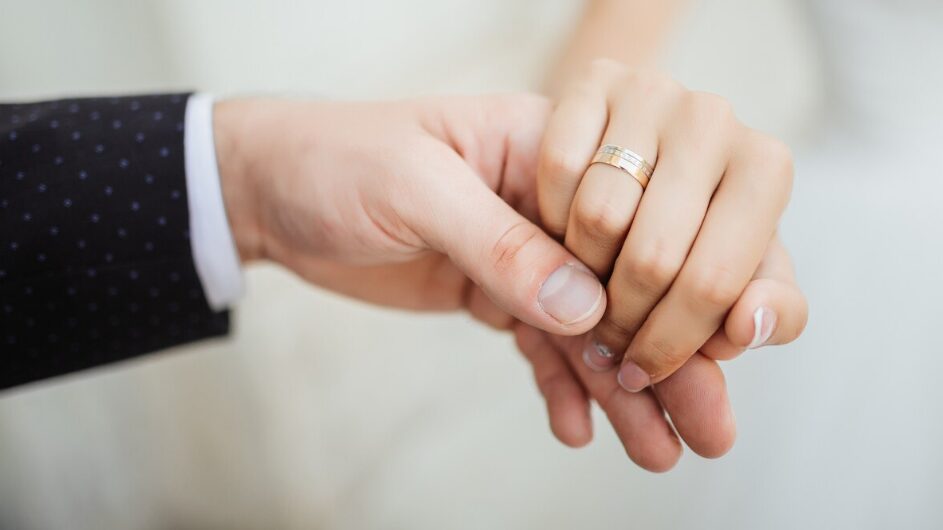 Momentos de boda Pareja recién casada con anillos de boda