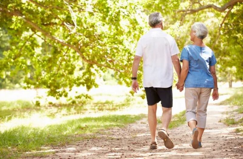 Salir a caminar al aire libre es bueno para el cuerpo y la mente. | Foto: Getty Images