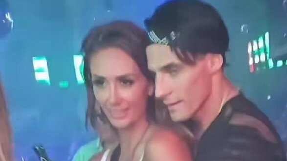 La participante de Tierra Brava, Pamela Díaz, quien acaba de reingresar al reality de Canal 13, apareció de lo más acaramelada junto a un galán durante la celebración de cumpleaños del modelo español Fabio Agostini.
Según un video compartido en Tik Tok, se ve al hombre abrazando por la espalda a La Fiera, dando cuenta que el encuentro podría ser de más que amigos.