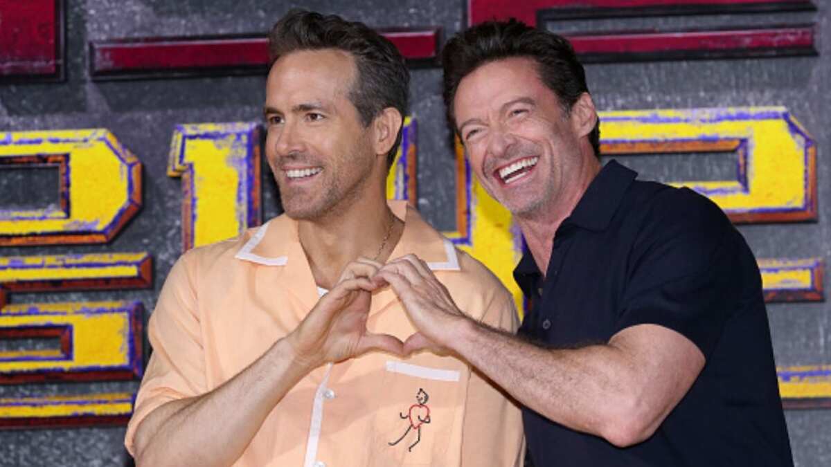 "El que sea es bueno": Hugh Jackman y Ryan Reynolds hacen peculiar llegada a evento y paralizan internet