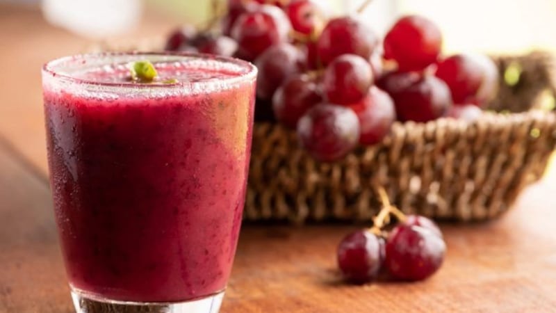 Otra de las bebidas que ayuda al corazón y puedes consumir una vez al día es el jugo de uva con linaza.