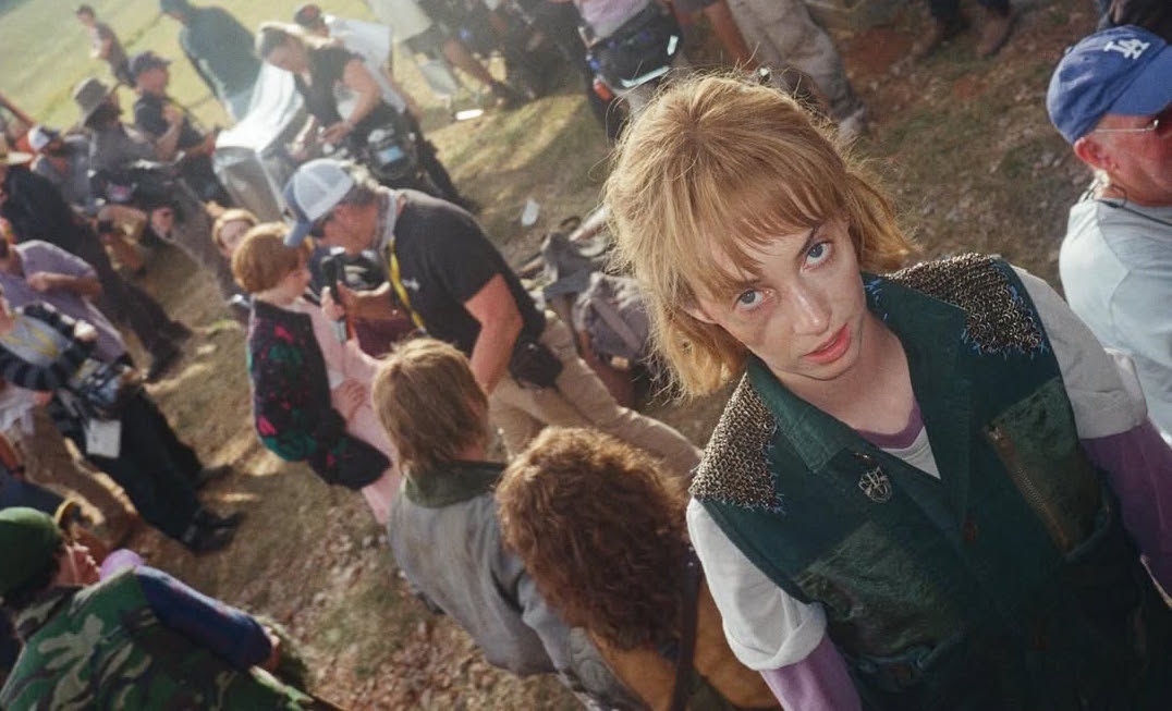 Maya Hawke de Stranger Things se casa y sus compañeros del elenco la acompañan al altar
