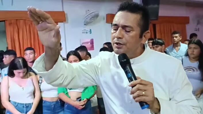 El sacerdote Arnaldo Ferreira ora por los jóvenes