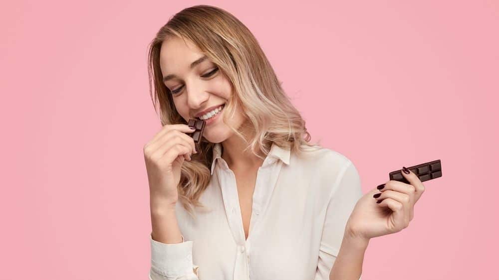 Comer chocolate ayuda a combatir el estrés diario.
