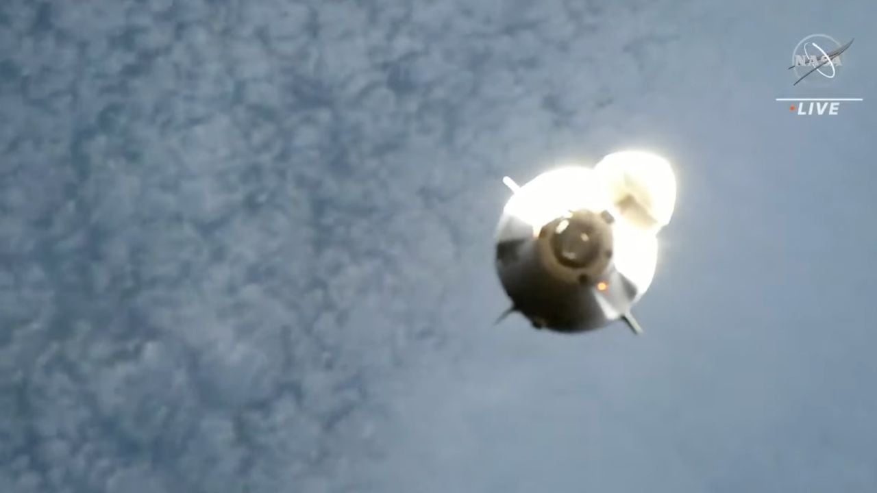 Cápsula Crew Dragon de SpaceX, que transporta a los astronautas Crew-6, se acerca a la Estación Espacial Internacional. | Foto: NASA/Youtube
