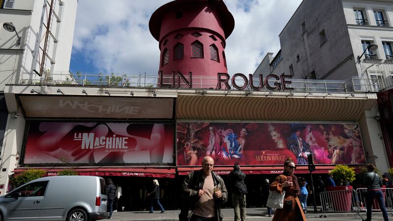 ¿Por qué se cayeron las aspas del famoso cabaret Moulin Rouge? Estas son las hipótesis