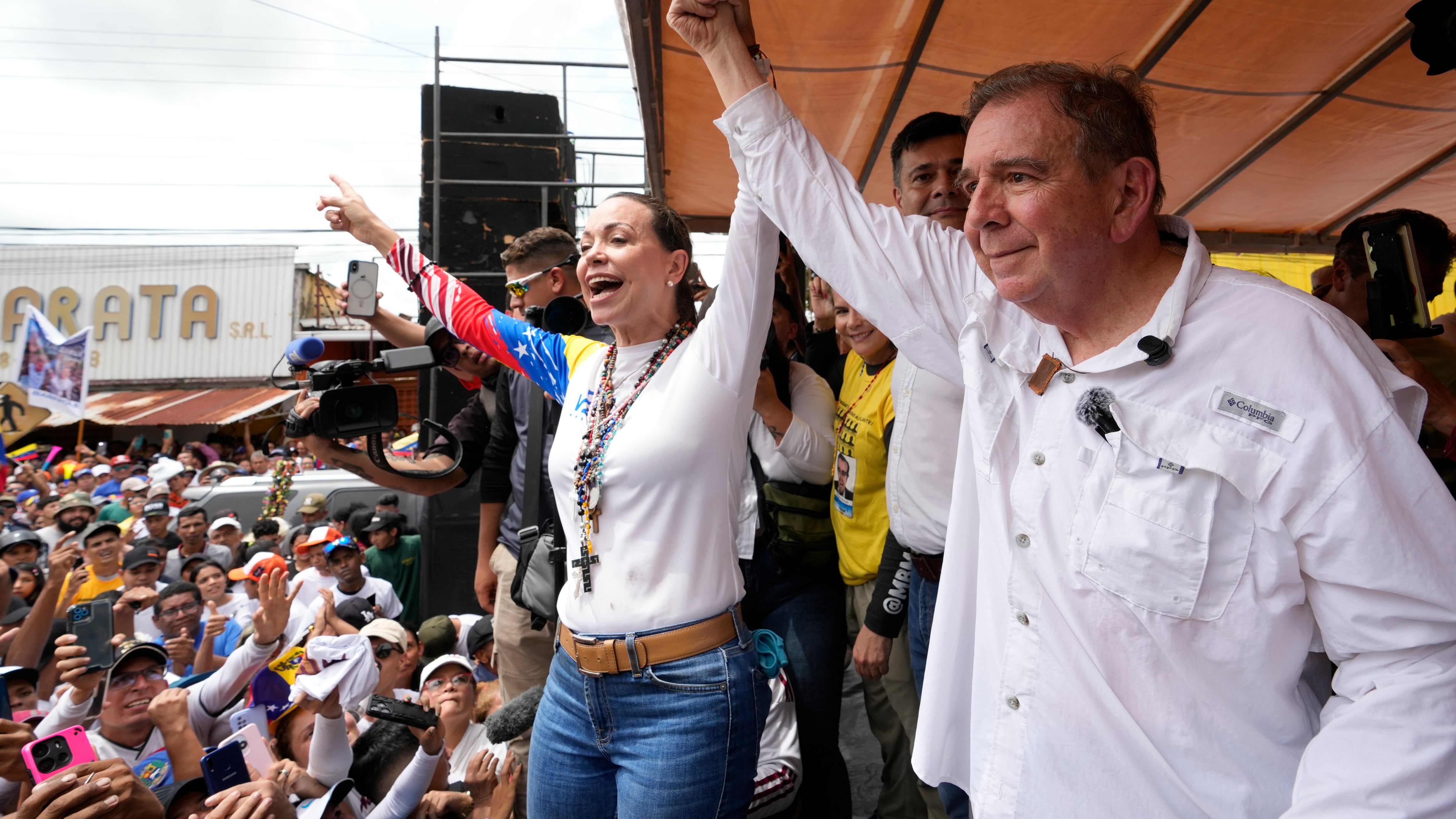 El candidato presidencial Edmundo González y la líder opositora María Corina Machado saludan a sus partidarios en un mitin de campaña en Barinas, Venezuela, el 6 de julio de 2024