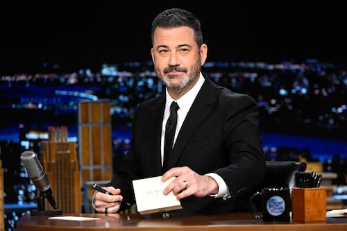 Canales locales que intentaron bloquear el show de Jimmy Kimmel desisten y lo volverán a poner al aire