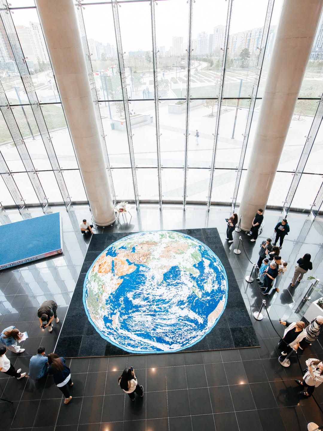 La artista kazaja Alinn Akhmetbek culminó un proyecto con ’72 Voices of Earth’, una enorme representación del planeta vista desde el espacio. Foto: Alinn Akhmetbek.