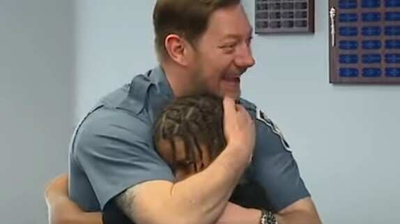 El detective abraza al niño al que salvó hace varios años