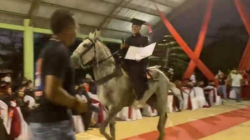 Su caballo lo llevaba todos los días al colegio