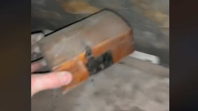 Hallan caja en hueco de una pared