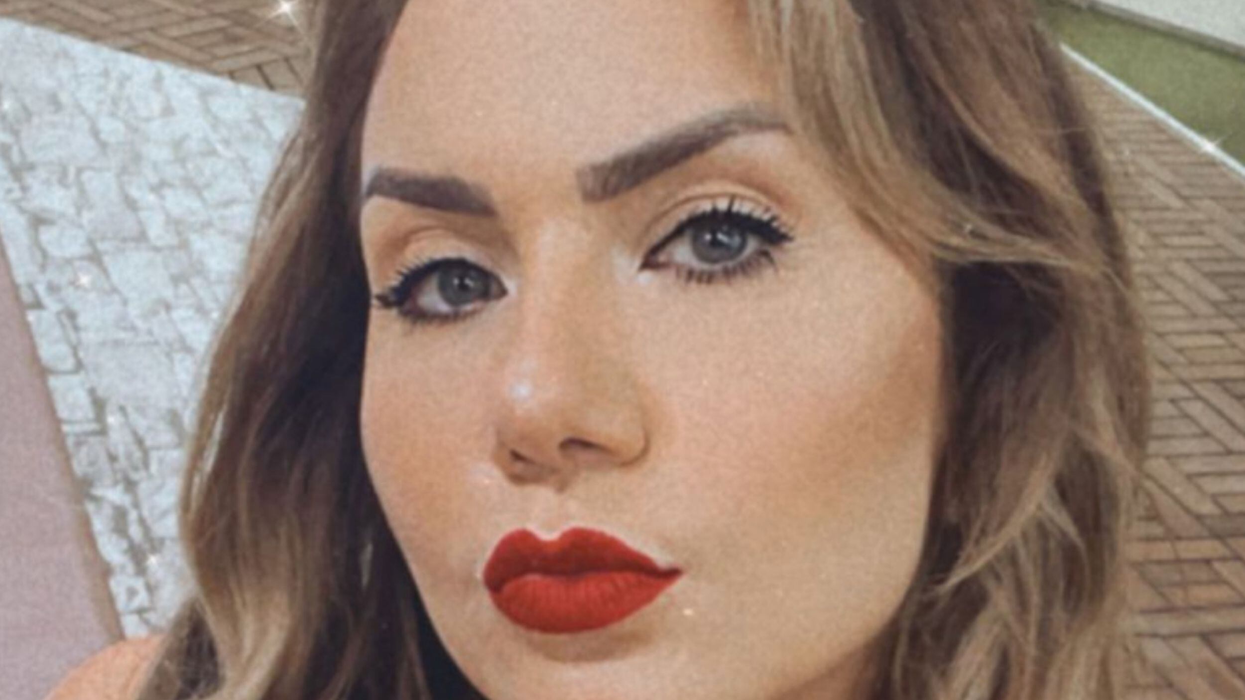Michelle Vieth recrea look de “Mi pequeña traviesa” y así luce el elenco a 24 años de su estreno