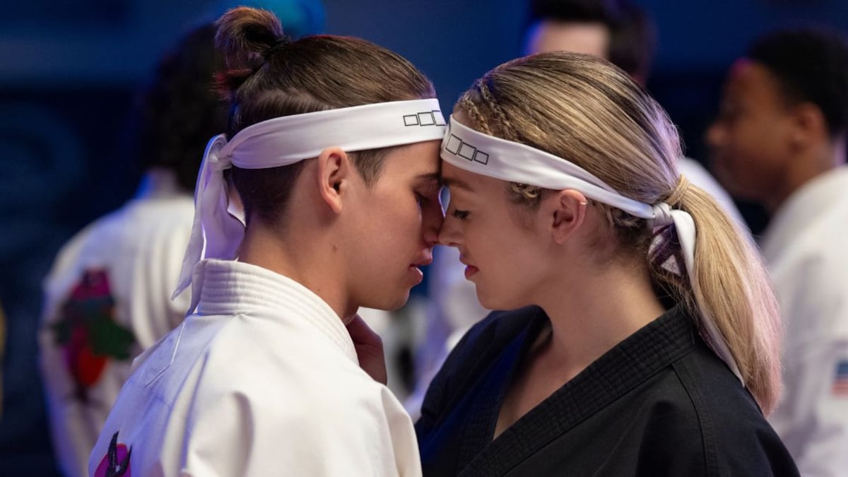 Tanner Buchanan y Peyton List en la sexta temporada de 'Cobra Kai'