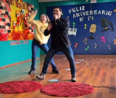 Padres separados bailan por su hija