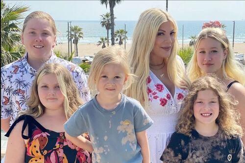 Tori Spelling venderá material erótico para pagar la universidad de sus hijos