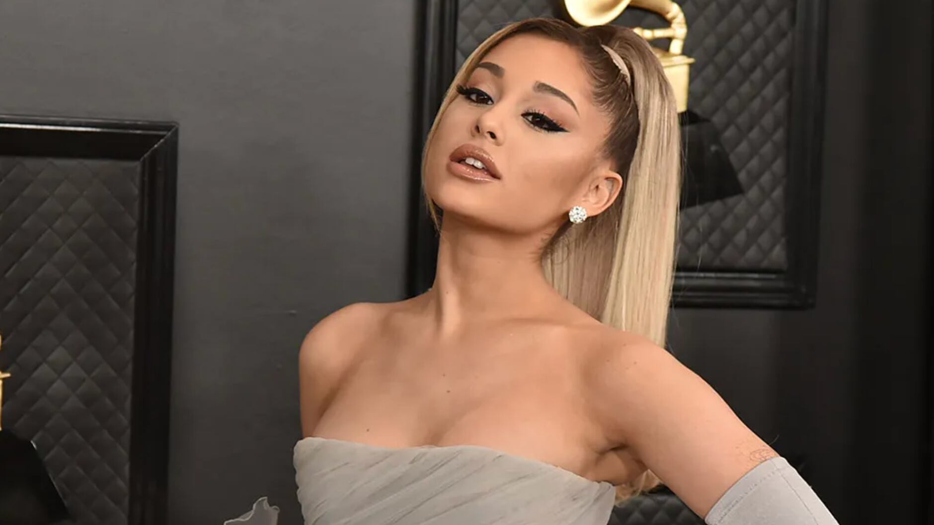 Divide su tiempo entre la música y la actuación