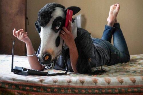 Sujatro Ghosh fotografía a mujeres usando máscaras de vaca