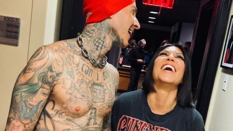 Kourtney Kardashian vive a plenitud su amor con Travis Barker