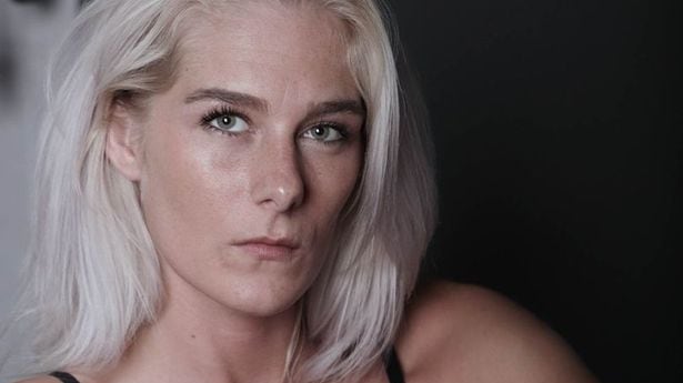 Mamá y modelo de OnlyFans se ofrece a pagar las facturas de sus vecinos.