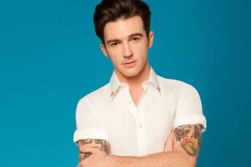 Drake Bell se vuelve viral por anunciar un medicamento en el Metro de CDMX