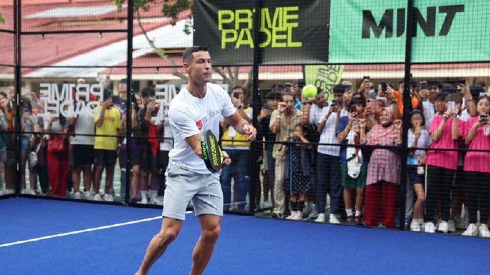 CR7 jugando pádel.