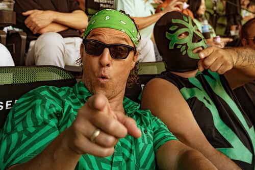 Matthew McConaughey cerca de Washington Commanders, Jay-Z y Jeff Bezos tienen un nuevo aliado