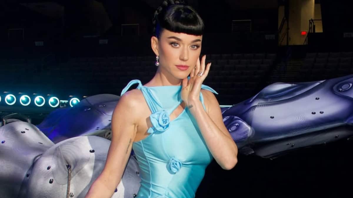 La famosa cantante hizo una glamurosa aparición en el desfile de Balenciaga en París.