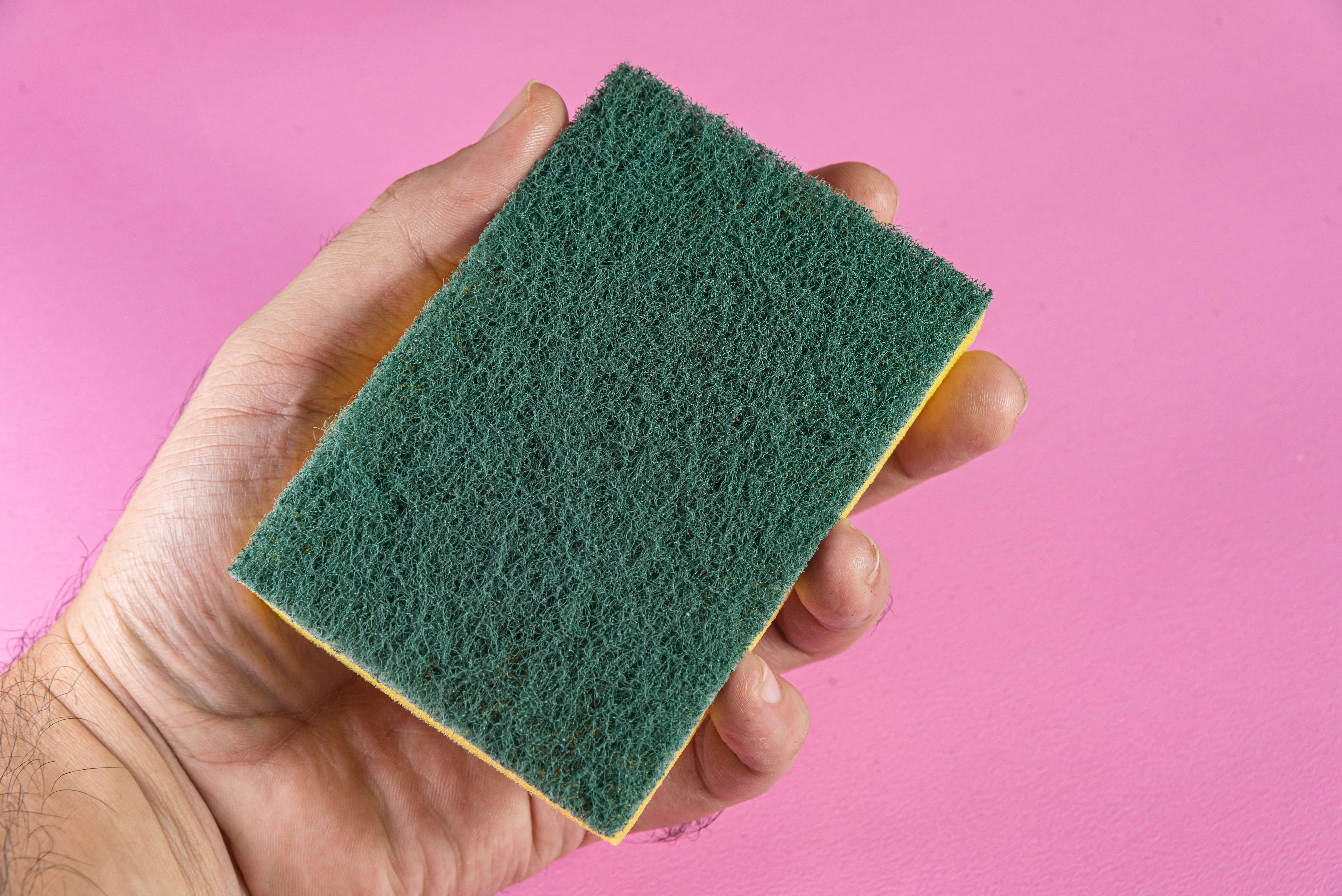 Una nueva investigación liderada por la Universidad de Bonn revela que estos utensilios liberan microplásticos a medida que se desgastan durante el lavado de los platos. Foto: Magnific.