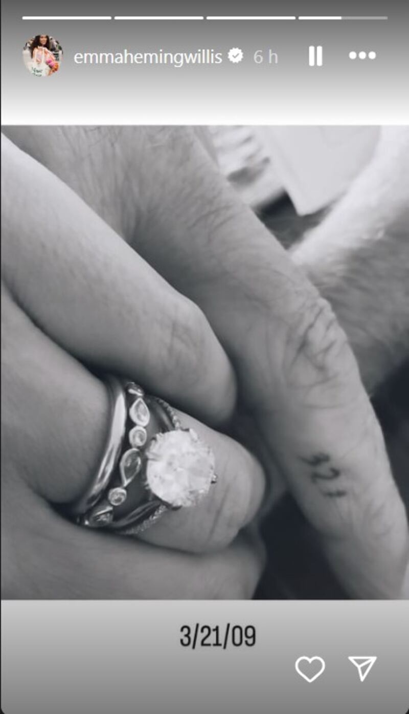 Por su aniversario de boda, Emma Heming Willis publicó en sus historias de IG, una foto de su mano junto a la de Bruce Willis, donde ambos lucen sus anillos de casados