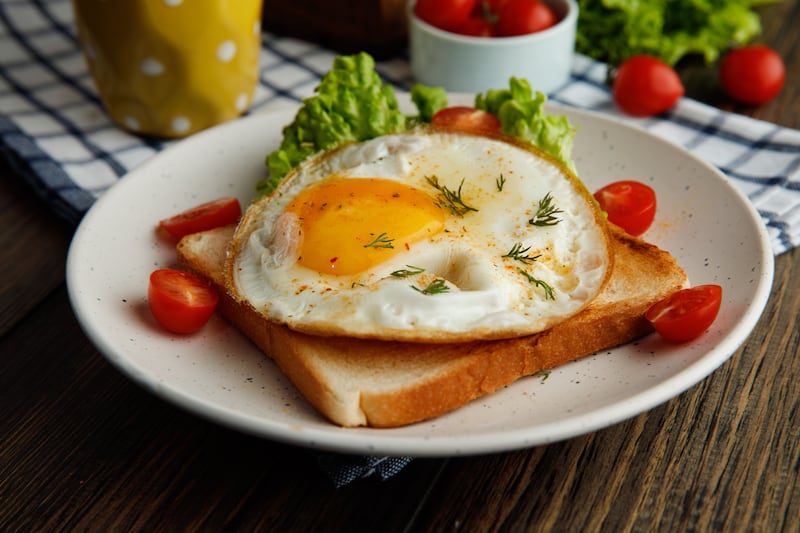 El huevo es una fuente de nutrición ampliamente valorada en todo el mundo, ofreciendo una gama de ventajas que a menudo pasan desapercibidos. Es importante saber cuáles son sus beneficios para la salud. Foto: Freepik.