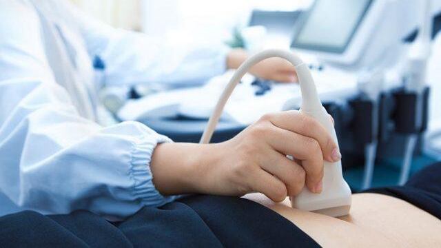 Los latinos que son médicos ecografistas en Estados Unidos pueden ganas hasta 32 dólares por hora.