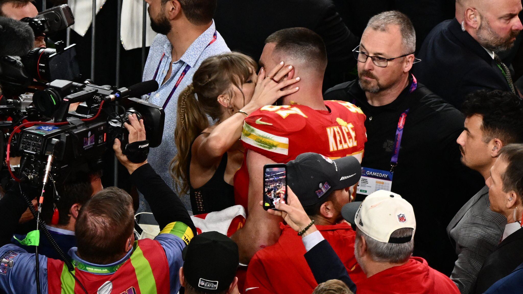 La cantante celebró a lo grande con Travis Kelce.